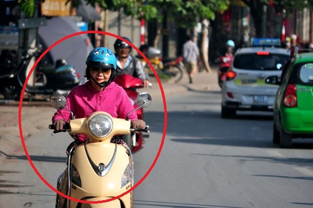 Chị Trần Thị Huyền Vân hiện đang là một trong 20 phóng viên hiện trường của Phòng Phóng viên lưu động, Kênh VOV giao thông Quốc gia. Là phụ nữ nhưng chị lại lựa chọn làm phóng viên hiện trường vì lý do “ngồi một chỗ không chịu được”.