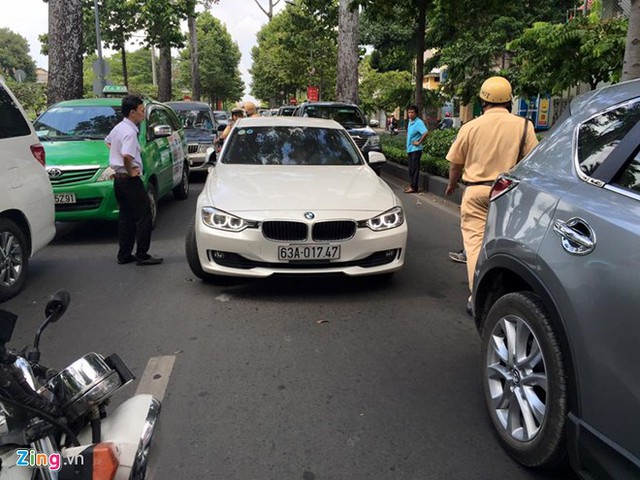 
Lúc 13h30, tài xế khoảng 30 tuổi khiến ôtô màu trắng hiệu BMW BKS Tiền Giang lưu thông trên đường Điện Biên Phủ, hướng từ Nam Kỳ Khởi Nghĩa ra Hàng Xanh.
