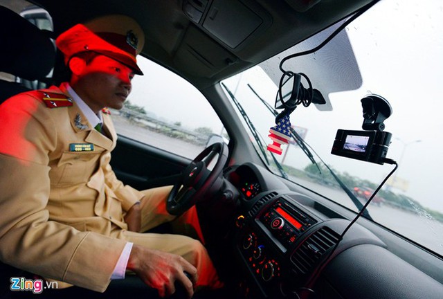 
Đội Tuần tra kiểm soát giao thông đường bộ cao tốc số 7 (Cục cảnh sát giao thông - C67) vừa áp dụng việc gắn camera trong ô tô đi tuần tại cao tốc Pháp Vân (Hà Nội) - Ninh Bình hôm 2/11.
