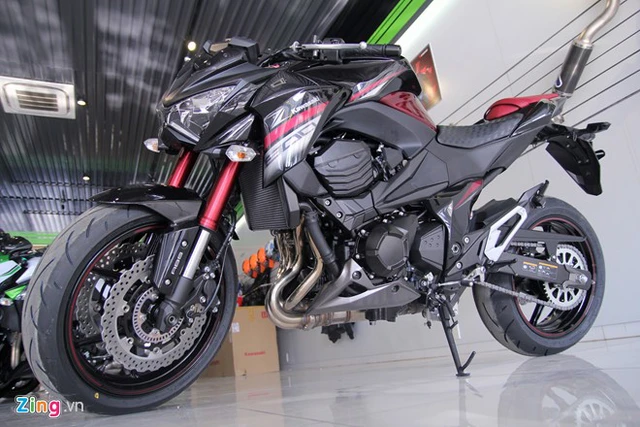 Sau Z1000 màu đỏ-đen dành cho phiên bản 2016, Kawasaki tiếp tục áp dụng màu sơn này trên mẫu naked bike hạng trung giá mềm Z800. Chiếc xe đầu tiên vừa được nhập khẩu chính hãng về TP HCM.