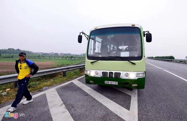 
Đối với những xe bị hư hỏng, hoặc dừng trong trường hợp khẩn cấp trên tuyến cao tốc Pháp Vân - Ninh Bình, CSGT sẽ tiến hành tuyên truyền đồng thời tổ chức phân làn giao thông tránh ùn tắc (nếu đông phương tiện).
