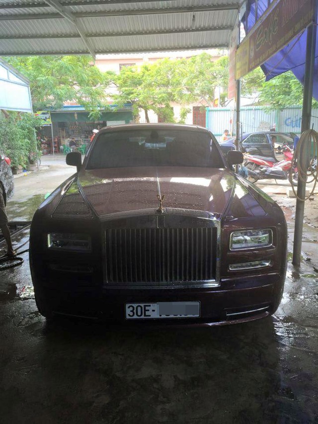 
Chiếc Rolls-Royce Phantom Lửa thiêng đeo biển số Hà Nội. Ảnh: Ngọc Tú Trần/Otofun
