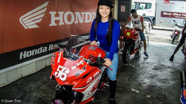 Nữ biker Đoan Trang bên cạnh chiếc Honda CBR250 trong cuộc