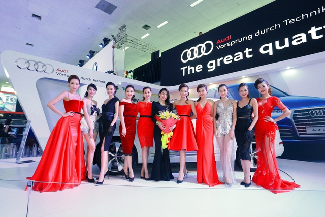 
Thủy Tiên cùng dàn người mẫu tại gian hàng Audi
