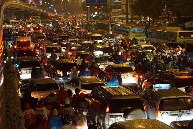 Hàng nghìn phương tiện bị tê liệt tại nút giao cầu vượt bằng thép-vòng xoay Hàng Xanh.