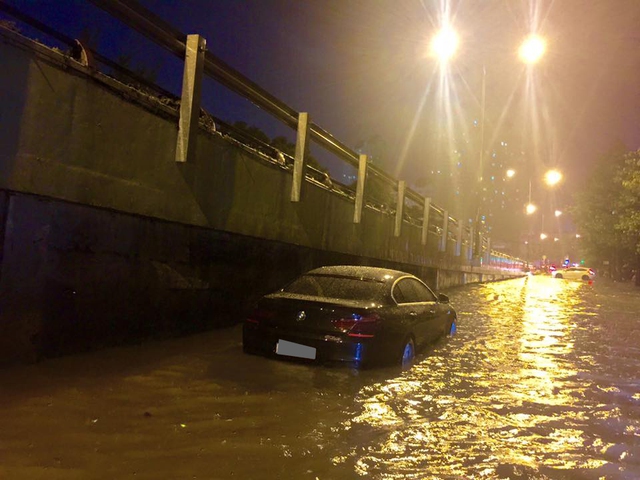 Vừa mới đập hộp cách đây vài ngày, chiếc BMW 640i phải ngụp mình trong dòng nước.