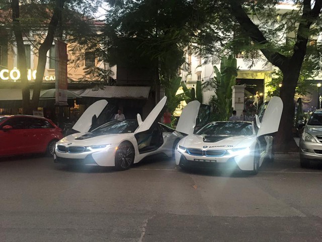 Bộ đôi BMW i8 trắng muốt đỗ cùng nhau lần đầu tiên tại Hà Nội.