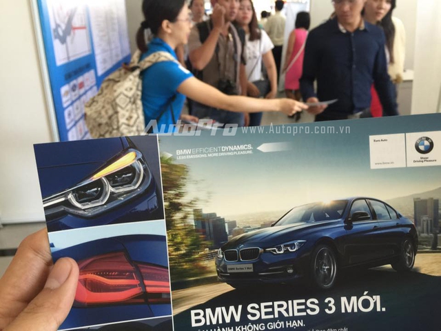 
Thư mời thử BMW Series 3 được trao tận tay khách tham quan VMS 2015 ngay trong trung tâm triển lãm Sài Gòn. Và nhân viên đưa thư mời đôi khi còn đưa nhầm cho cả nhân viên của các hãng khác.
