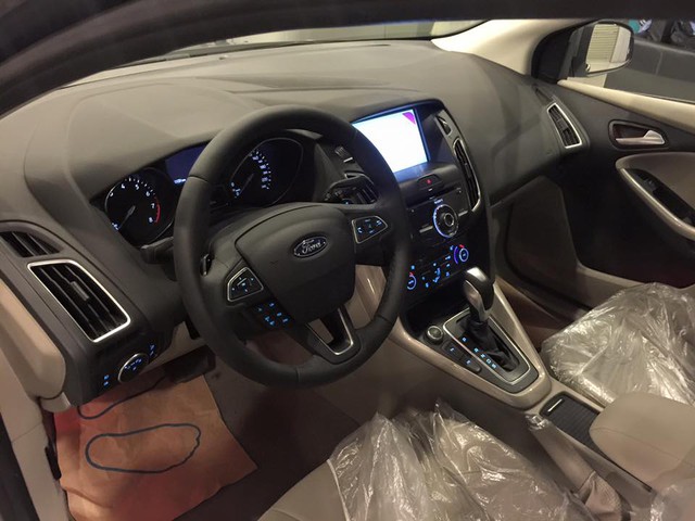 
Không gian bên trong Ford Focus Sedan 2016.
