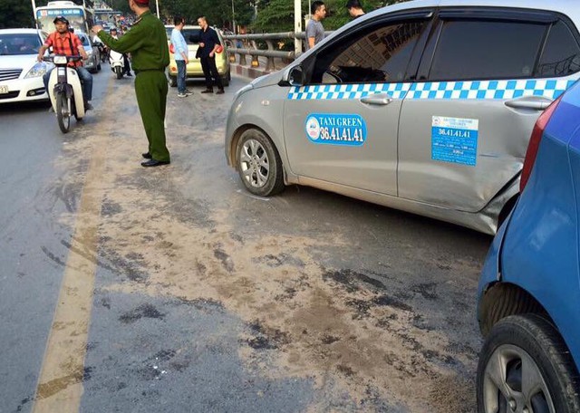 Cát được phủ lên khu vực có dầu loang.