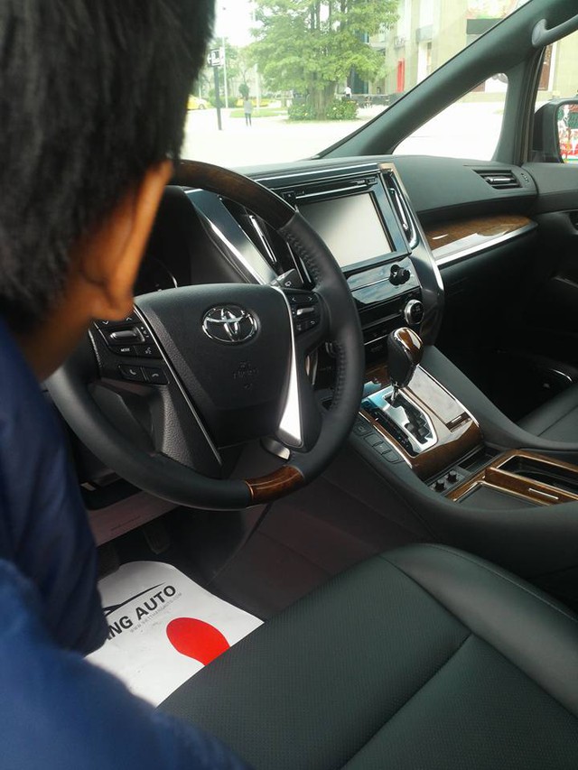 
Cận cảnh vô lăng của Toyota Alphard 2016. Ảnh: Đoàn Vũ/Otofun
