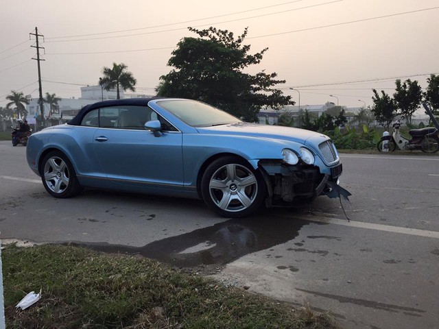 
Chiếc Bentley Continental GTC tại hiện trường vụ tai nạn. Ảnh: Tuấn Đạt/Otofun
