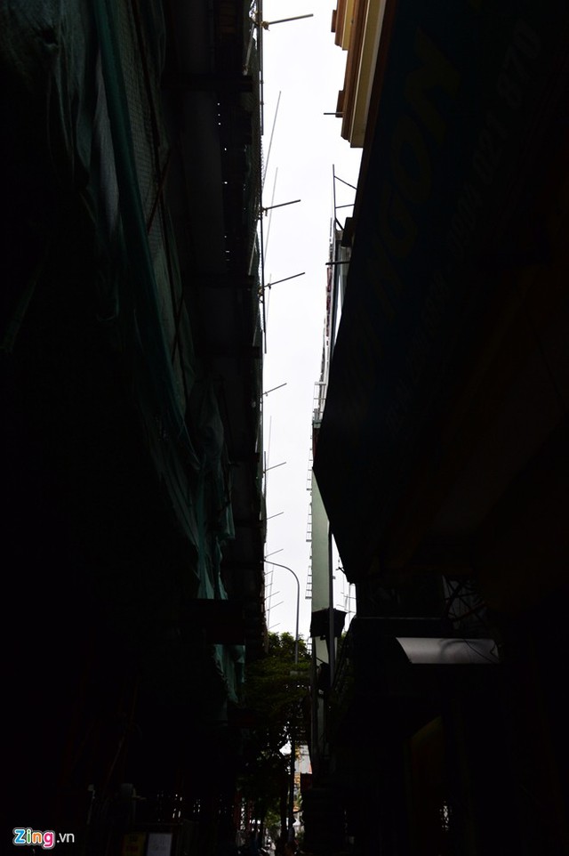 Nhưng do không còn đường nào khác để băng qua vì vỉa hè đã gần như hết lối.