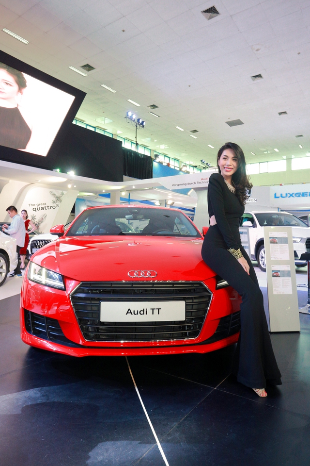 
Thủy Tiên duyên dáng bên Audi TT
