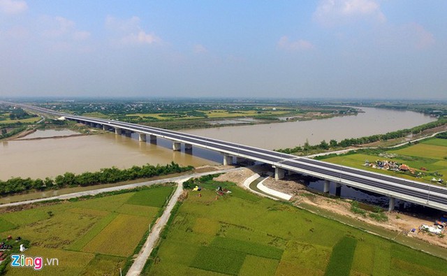 Trong đó có nhiều cầu lớn như cầu Thanh An, Lạch Tray, Thái Bình... Trong ảnh là cầu Thanh An bê tông cốt thép dài 1,2 km, rộng 33 mét được đánh giá đẹp nhất toàn tuyến. Cầu bắc qua sông Văn Úc nối liền hai huyện An Lão (Hải Phòng) và Thanh Hà (Hải Dương).
