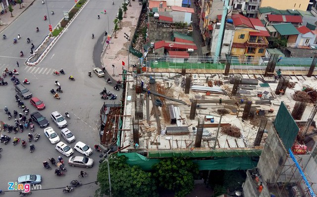 Các phương tiện từ hướng Xã Đàn rẽ trái vào phố Hoàng Cầu phải giảm ga, nối đuôi nhau bẻ cua để chui vào lô cốt.