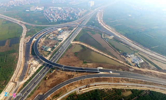 
Trong ảnh là điểm đầu của cao tốc tại địa phận Hà Nội, nơi giao cắt với đường vành đai 3 (đường dẫn lên cầu Thanh Trì) và quốc lộ 5 tạo thành một vòm cầu khổng lồ hình móng ngựa.
