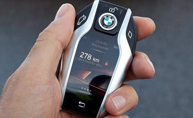
Một trong những chiếc chìa khóa hiện đại và đẹp nhất hiện nay đó chính là chìa khóa của mẫu BMW 7 Series mới. Với một màn hình cảm ứng 2,2 inch hiển thị các thông số vận hành, chìa khóa còn là một điều khiển cầm tay cho phép bạn ra lệnh cho xe tự đỗ mà không cần ngồi sau vô-lăng. Thiết bị còn giúp bạn cập nhật tình trạng của xe.
