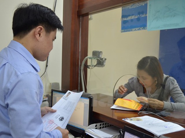 
Người dân hào hứng đến đăng ký, làm thủ tục cấp giấy phép lái xe quốc tế. Ảnh: Việt Hùng/Vietnam+
