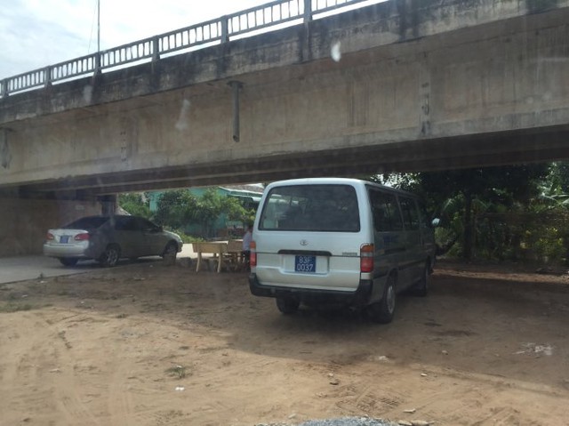 
Một số xe công đậu dưới gầm cầu Vĩnh Tân cách nơi tổ chức đám giỗ khoảng 100m - Ảnh: Chí Quốc

