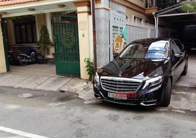 Ngoài 2 màu ngoại thất đen và trắng, Maybach S600 xuất hiện tại Việt Nam còn có màu đá quý Ruby lạ mắt.