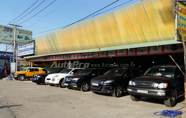 
Rolls-Royce Phantom xuất hiện trong khu chợ ô tô, đây điều khá hiếm gặp của các dòng xe siêu sang triệu đô tại Việt Nam.
