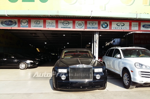 
Sự xuất hiện của chiếc Rolls-Royce Phantom triệu đô tại chợ ô tô đã thu hút nhiều người đi qua.

