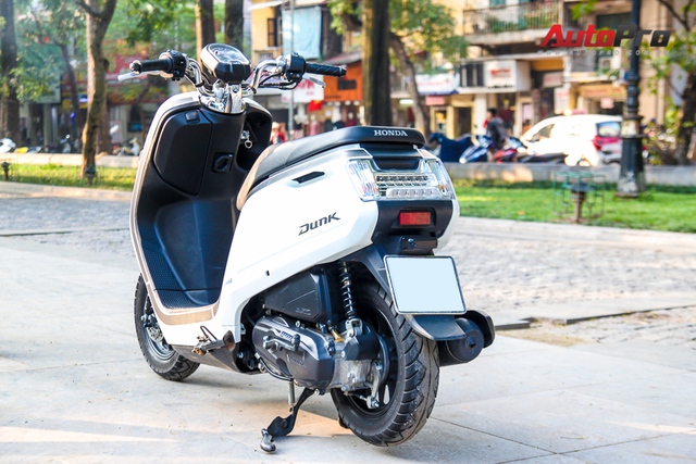 
Mẫu scooter 50 phân khối thực sự nhỏ bé, có giá bán tại Nhật vào khoảng 208.950 yen (43,7 triệu đồng)
