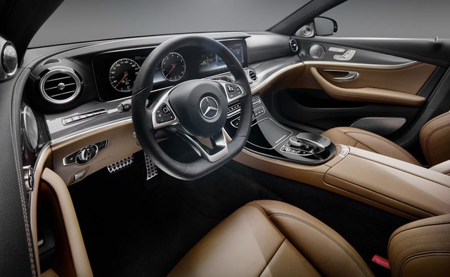 Theo kế hoạch, Mercedes-Benz E-Class 2017 sẽ chính thức trình làng trong triển lãm Detroit 2016 diễn ra vào tháng 1 đầu năm sau. Triển lãm Detroit 2016 chưa diễn ra nhưng hãng Mercedes-Benz đã tung ra những hình ảnh chính thức đầu tiên của không gian bên trong E-Class 2017.