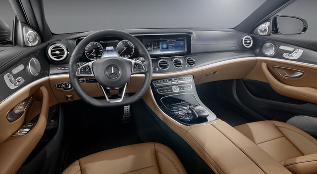 Mercedes-Benz E-Class 2017 sẽ trở thành đối thủ đáng gờm hơn trong phân khúc xe sang tầm trung với không gian nội thất thanh lịch và công nghệ cao, lấy cảm hứng từ người anh em S-Class thế hệ mới. Ngoài ra, không gian nội thất của Mercedes-Benz E-Class 2017 còn có nét thể thao của C-Class.
