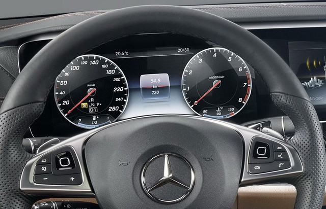Cụ thể, Mercedes-Benz E-Class 2017 được trang bị cụm đồng hồ với màn hình khổ rộng tùy chọn và hệ thống Comand Online. Đặc biệt, Mercedes-Benz E-Class 2017 sẽ lần đầu tiên được trang bị nút cảm ứng trên chấu vô lăng đa chức năng. Nhờ đó, người lái có thể chỉnh các chức năng của hệ thống thông tin giải trí.