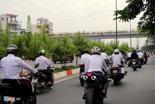 Đoàn rước dâu đi qua đại lộ Phạm Văn Đồng, con đường nội đô đẹp nhất TP HCM.