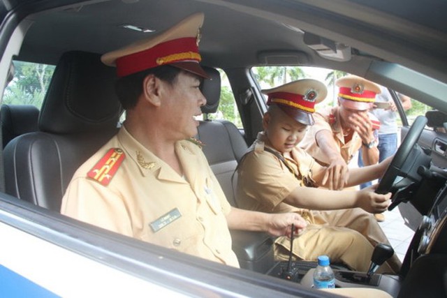 
Dũng còn được đặc cách cho ngồi thử trên xe ô tô dẫn đoàn của PC67 công an Đà Nẵng. Ảnh: Tuổi Trẻ
