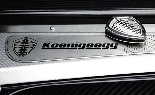
Chìa khóa siêu xe Koenigsegg (bên phải) được làm giống như logo của hãng.
