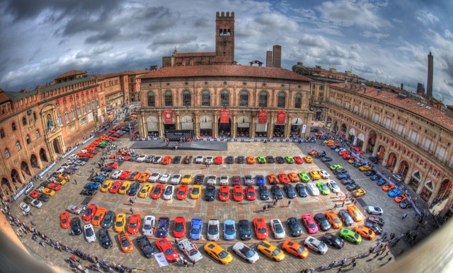 
Ferruccio Lamborghini đã chính thức gia nhập ngành kinh doanh ô tô Thế giới vào năm 1983 tại thành phố SantAgata Bolognese, Italia. Và 50 năm sau, hãng siêu xe này đã tổ chức lễ kỷ niệm tại chính nơi đây với cuộc diễu hành của tổng cộng 350 chiếc xe thể thao từ Bologna tới SantAgata Bolognese.
