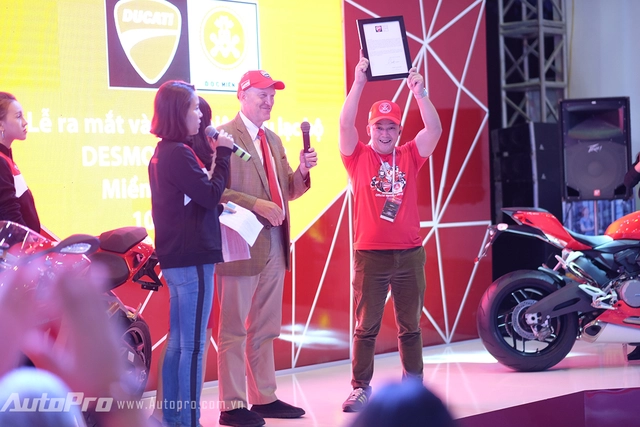 
Ông Bradley Lalonde - Chủ tịch HĐQT Ducati Việt Nam - trao giấy chứng nhận D.O.C cho anh Khoa - chủ tịch của D.O.C miền Bắc.
