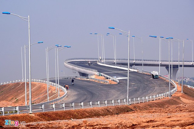 
Ðây là cao tốc đầu tiên của Việt Nam xây dựng theo tiêu chuẩn quốc tế. Dự án được khởi công từ tháng 5/2008, dự kiến hoàn thành và thông xe toàn tuyến vào ngày 6/12/2015. Tổng mức đầu tư 45.487 tỷ đồng, từ nguồn vốn vay của Ngân hàng phát triển Việt Nam (VDB).
