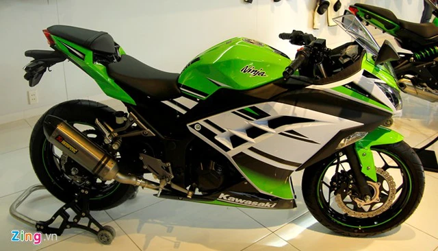 
Ninja 300 đã xuất hiện tại Việt Nam từ đầu năm 2014 thông qua các đại lý không chính thức. Giữa 2015, Kawasaki chính thức nhảy vào thị trường Việt Nam cùng nhiều dòng xe hoàn toàn mới. Ảnh: Minh Anh.
