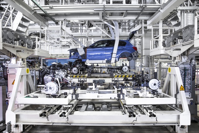 Khoảnh khắc “kết hôn” ở xe BMW, khi động cơ được lắp vào body xe.