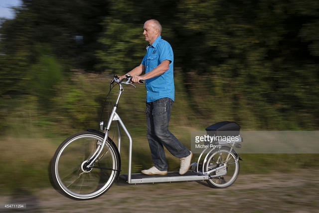 
Ông Bruin Bergmeester trên chiếc xe đạp đi bộ của mình.
