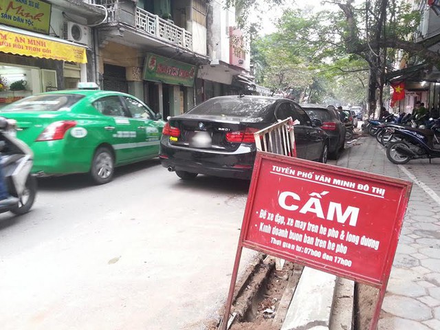 
Tuyến phố Hàng Than cấm để xe đạp, xe máy dưới lòng đường, nhưng không cấm xe ô tô dừng, đỗ.
