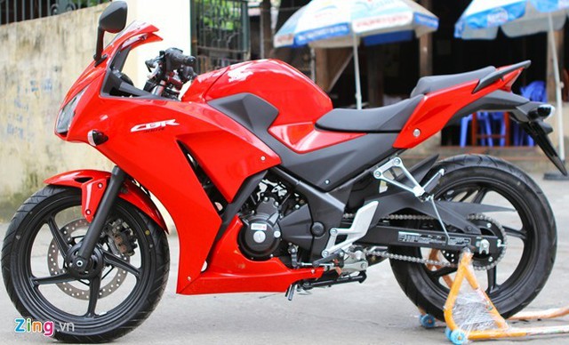 
Honda CBR300R chưa được phân phối chính thức tại Việt Nam mà được bán thông qua các đại lý tư nhân. Xe được bán giá 250 triệu đồng tại Hà Nội. Ảnh: Hạ Phong.
