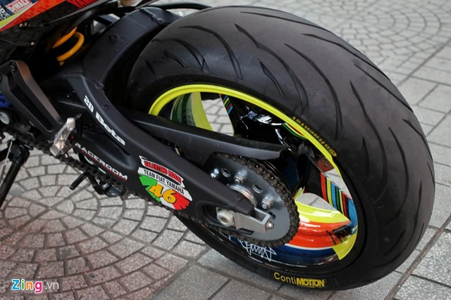 Phía sau, chủ nhân sử dụng vành và lốp dành cho siêu môtô Yamaha R1, chiều rộng lốp lên tới 190 mm. Vành được sơn bóng cùng chữ ký của tay đua huyền thoại Valentino Rossi đội Yamaha.
