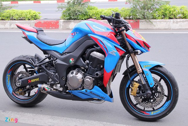 Kawasaki Z1000 độ phong cách siêu nhân với hai tông màu xanh-đỏ chủ đạo.