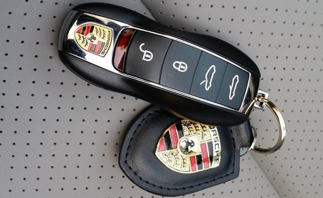 
Chìa khóa của Porsche cũng có thiết kế giống như một chiếc xe thu nhỏ. Bên cạnh logo, một số chức năng được tích hợp như mở mui nếu là một chiếc mui trần hoặc kích hoạt chức năng nhớ vị trí ghế.
