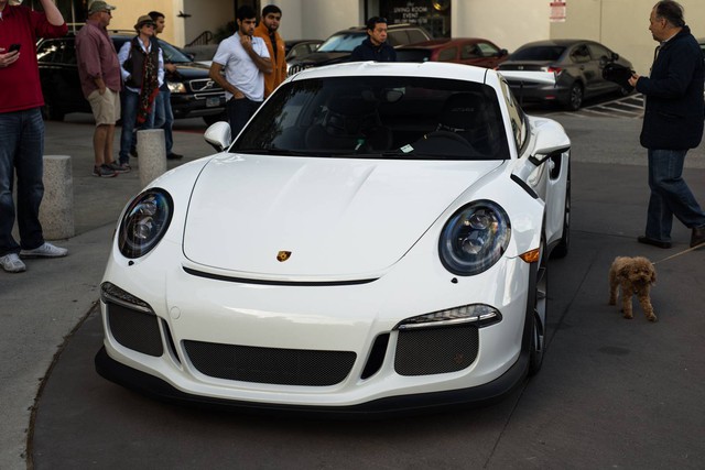 Porsche 911 GT3 trong bộ áo trắng muốt.