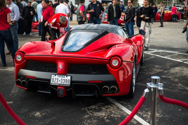 Siêu phẩm triệu đô Ferrari LaFerrai nổi bật trong so với 49 siêu ngựa xuất hiện trong ngày hội tại Texas, Mỹ.