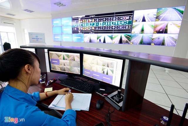 
Ngoài việc xử phạt tại chỗ với hình ảnh có sẵn trong camera. Sắp tới, đội sẽ phối hợp với Công ty quản lý đường cao tốc Việt Nam (VEC), truyền dữ liệu về trung tâm hình ảnh (trụ sở tại Đồng Văn, Hà Nam) nhằm quản lý thông tin chặt chẽ hơn.

