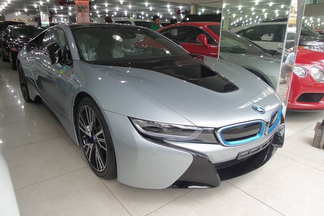 
BMW I8 màu bạc xuất hiện khá muộn vào đầu tháng 10
