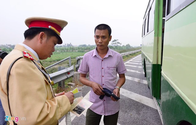 
Tài xế Nguyễn Việt Duy bị xử phạt khi dừng đỗ xe khách trên cao tốc này. Trung úy Nguyễn Việt Phong cho biết, nhiều người khi thấy lực lượng CSGT đi hướng phía ngược chiều vẫn tranh thủ dừng đỗ.
